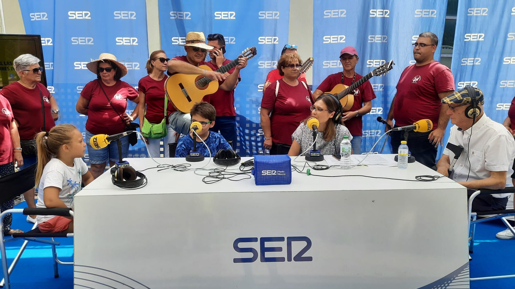 De izquierda a derecha, Esther, Gonzalo, Paqui Pérez y Paco &#039;El Sastre&#039;