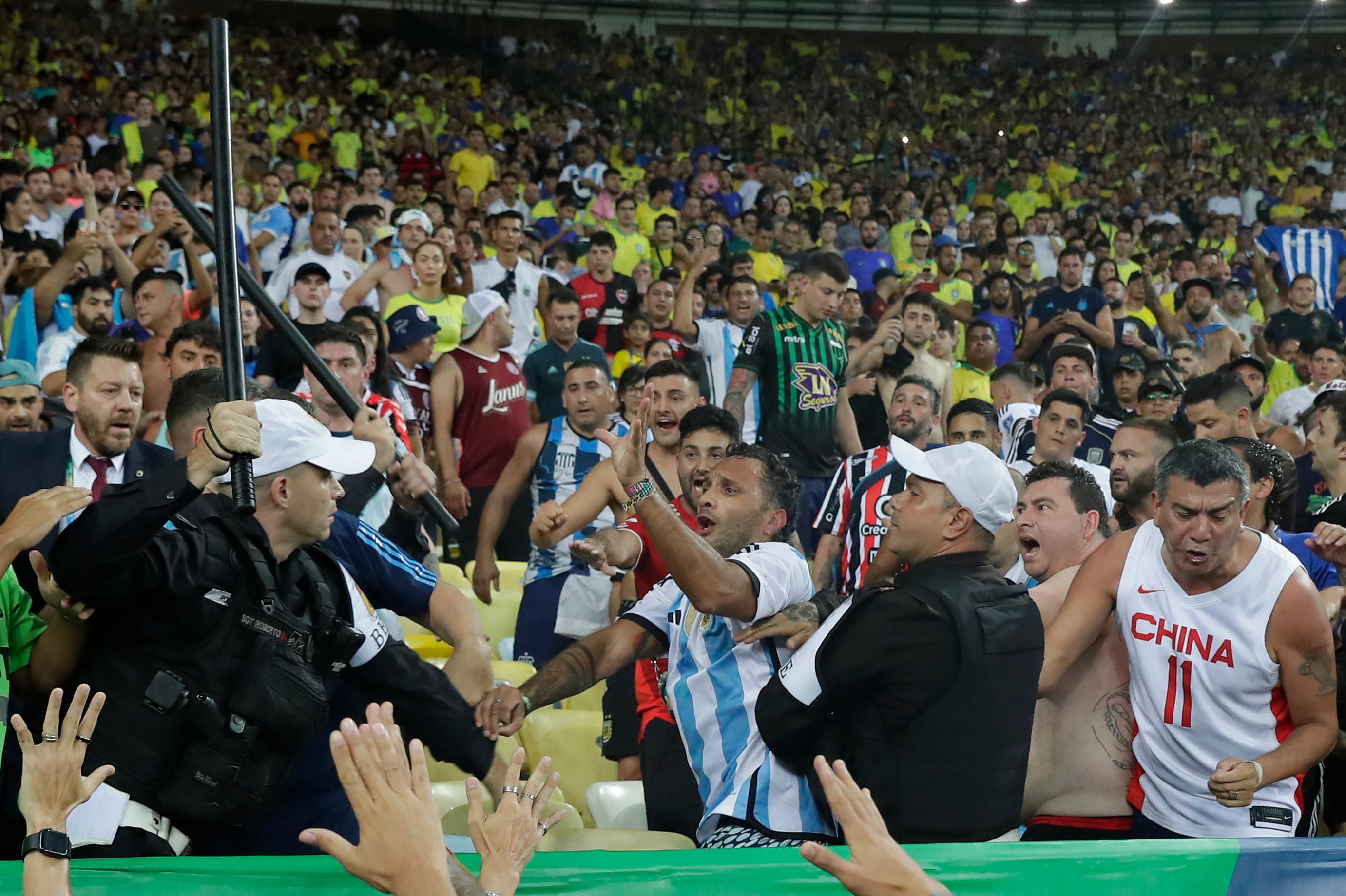 Integrantes de la policía brasileña intenta controlar disturbios entre hinchas de Brasil y de Argentina. EFE/ Andre Coelho