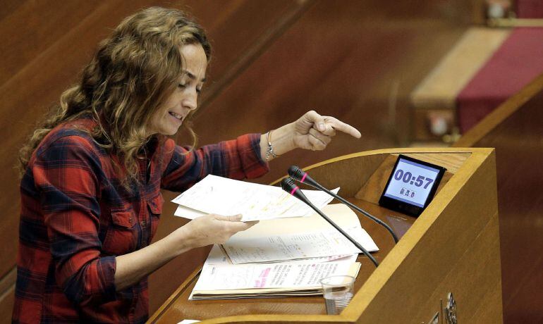  La portavoz del grupo de ciudadanos, Carolina Punset, formula una pregunta al president de la Generalitat, Ximo Puig, durante el pleno de Les Corts. 