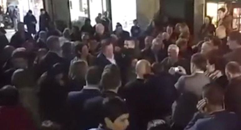 Imagen capturada de un video que capta el momento en el que Mariano Rajoy es agredido por un joven de 17 años en Pontevedra.