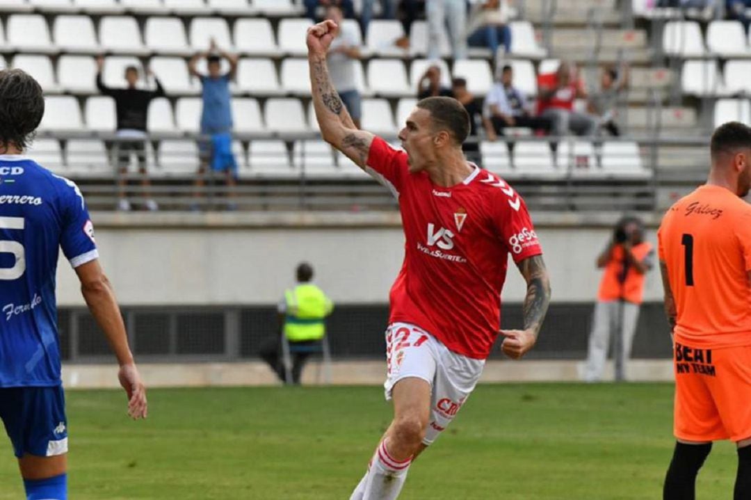 Álex Melgar celebra un gol con el Real Murcia la temporada pasada