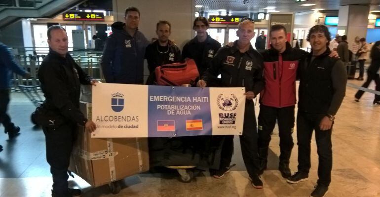 Contingente de Bomberos Unidos Sin Fronteras ante de volar hacía Haití