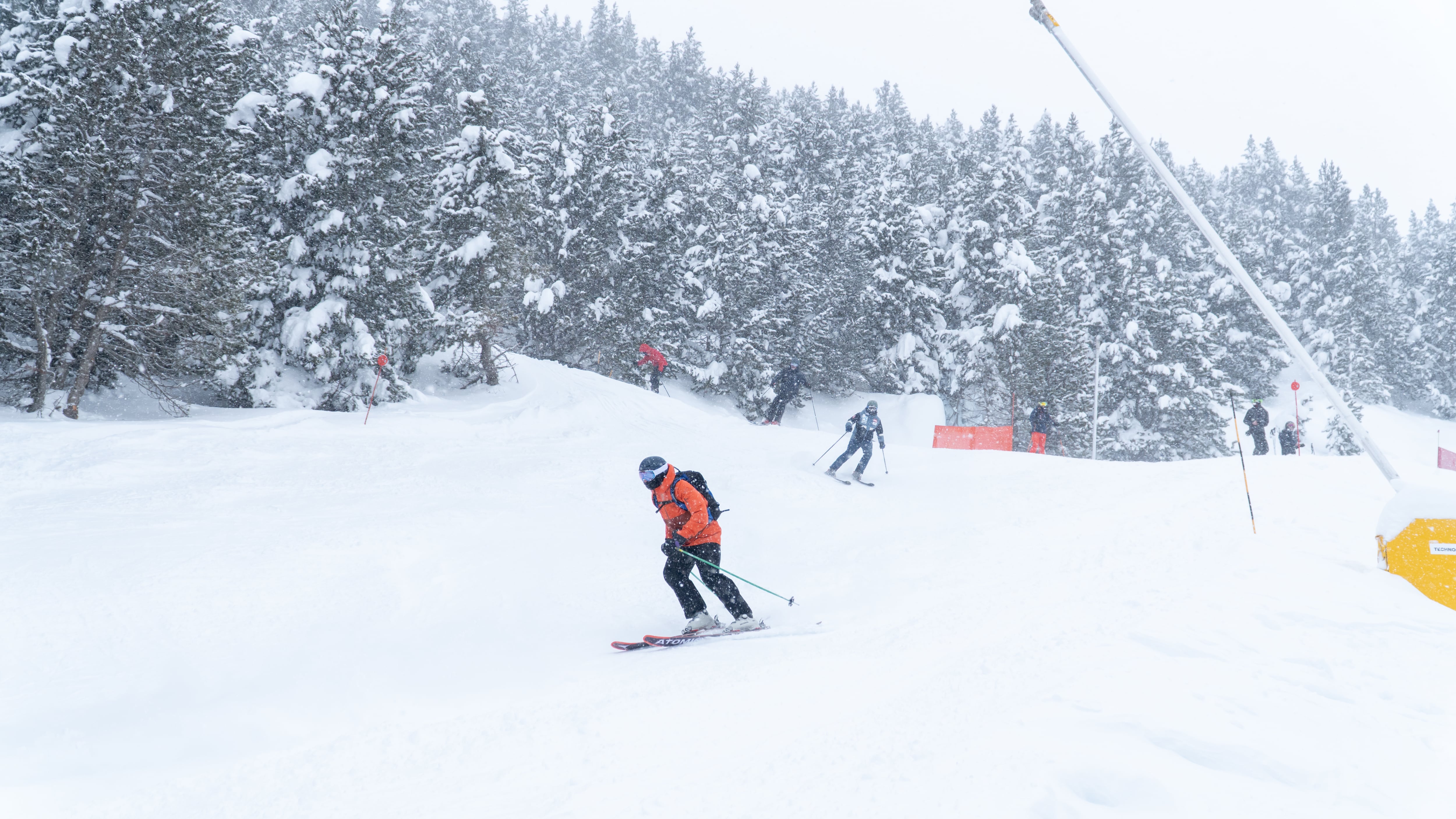 Cerler. Cientos de aficionados pendientes del tiempo para ir a esquiar. Las pistas están al cien por cien
