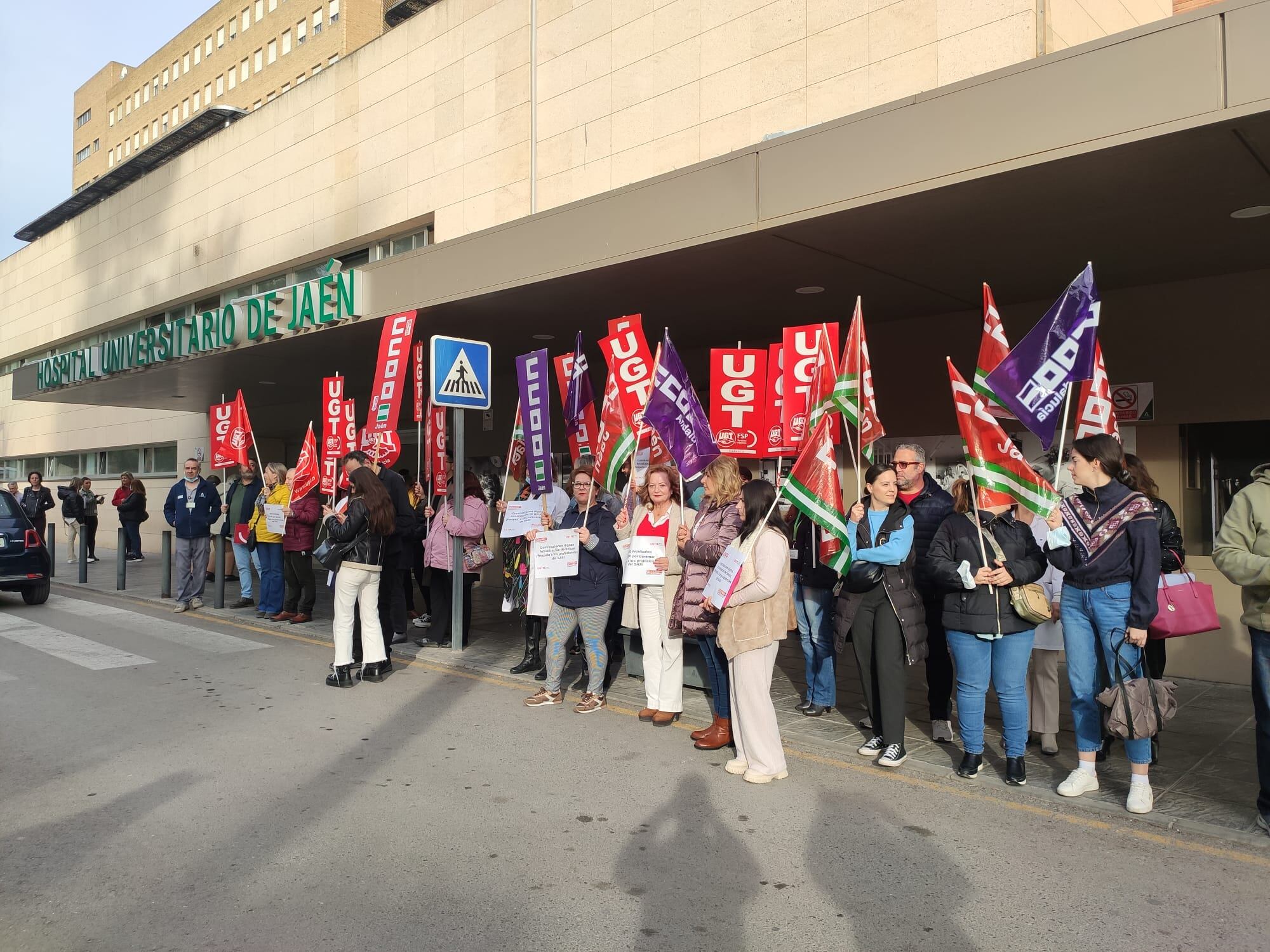 Concentración de CCOO y UGT a las puertas del Hospital de Jaén