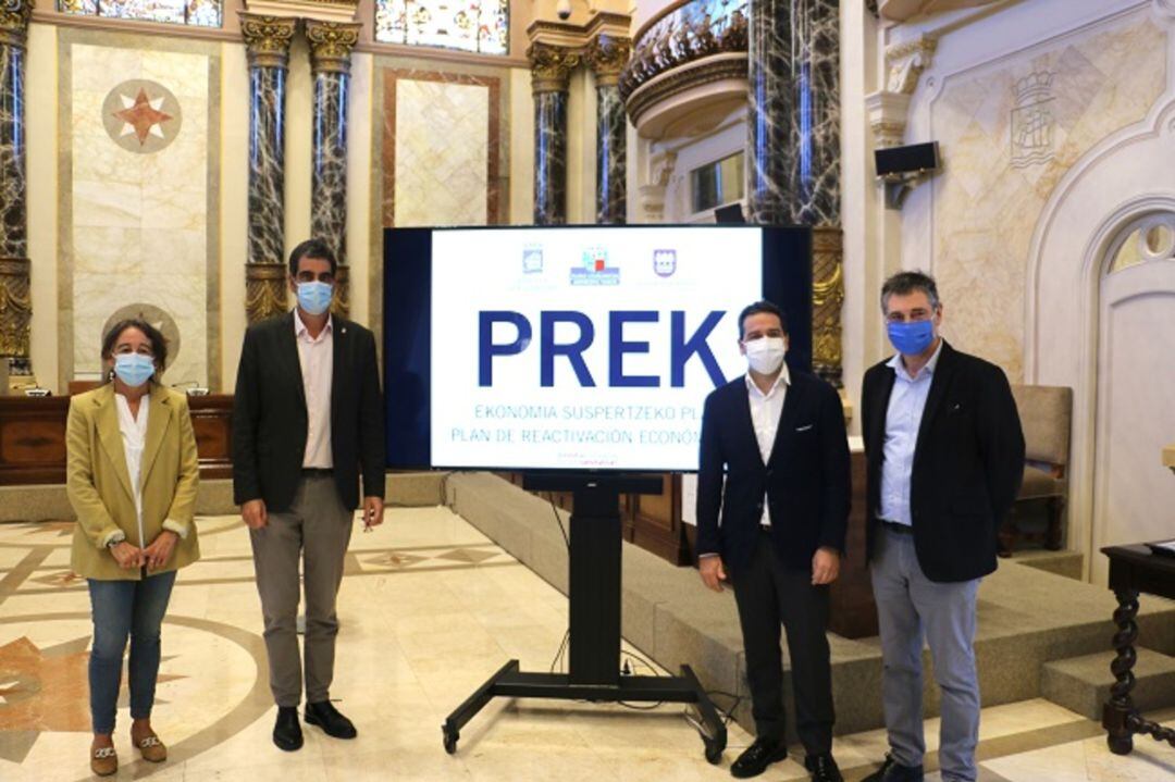 De izquierda a derecha: Marisol Garmendia, concejala de Impulso Económico; Eneko Goia, alcalde de Donostia; Imanol Lasa, diputado de Promoción Económica, Turismo y Medio Rural; y Alfonso Gurpegui, director de Empleo e Inclusión del Gobierno Vasco
