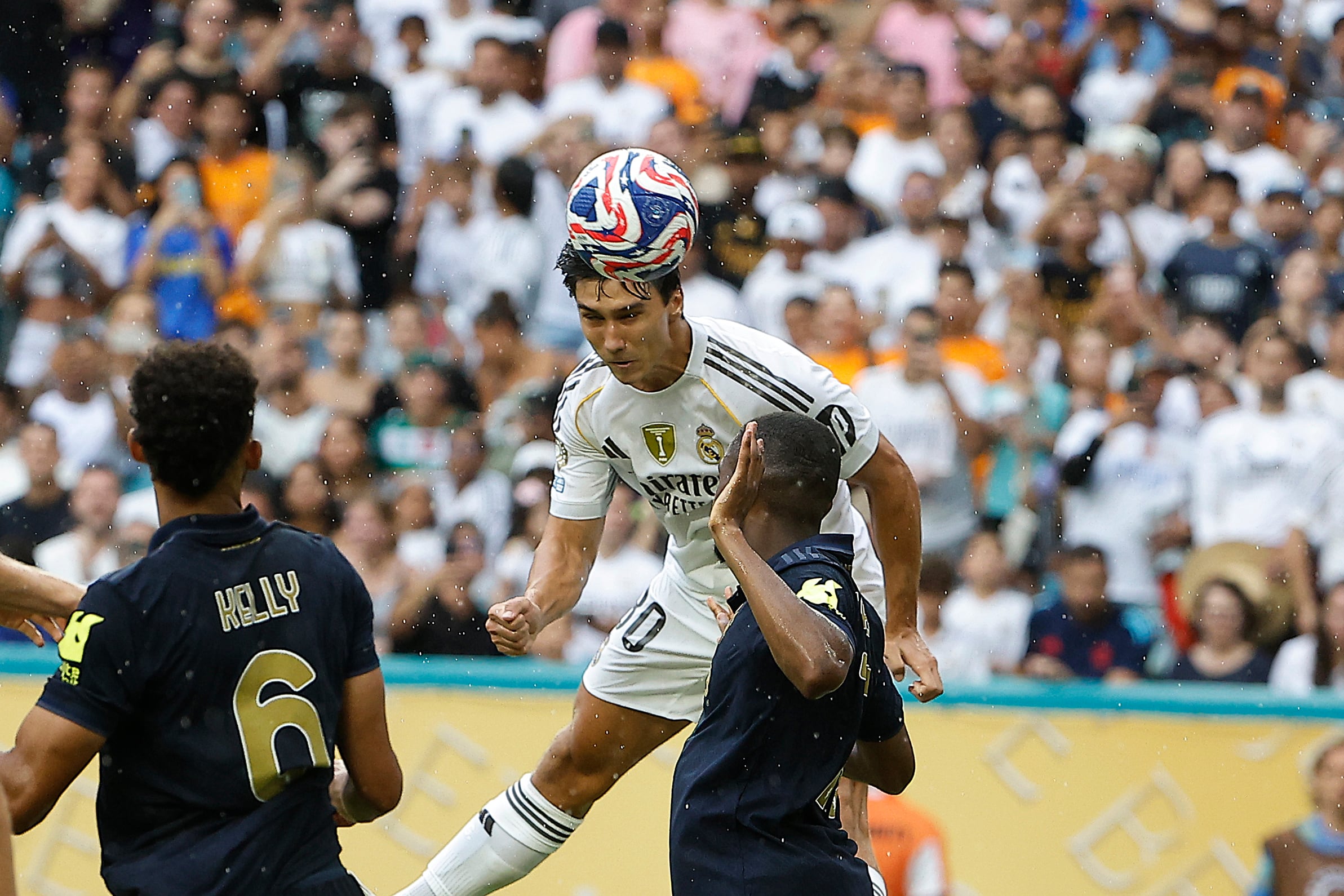 Gonzalo García cabecea el balón en el partido entre Real Madrid y Juventus