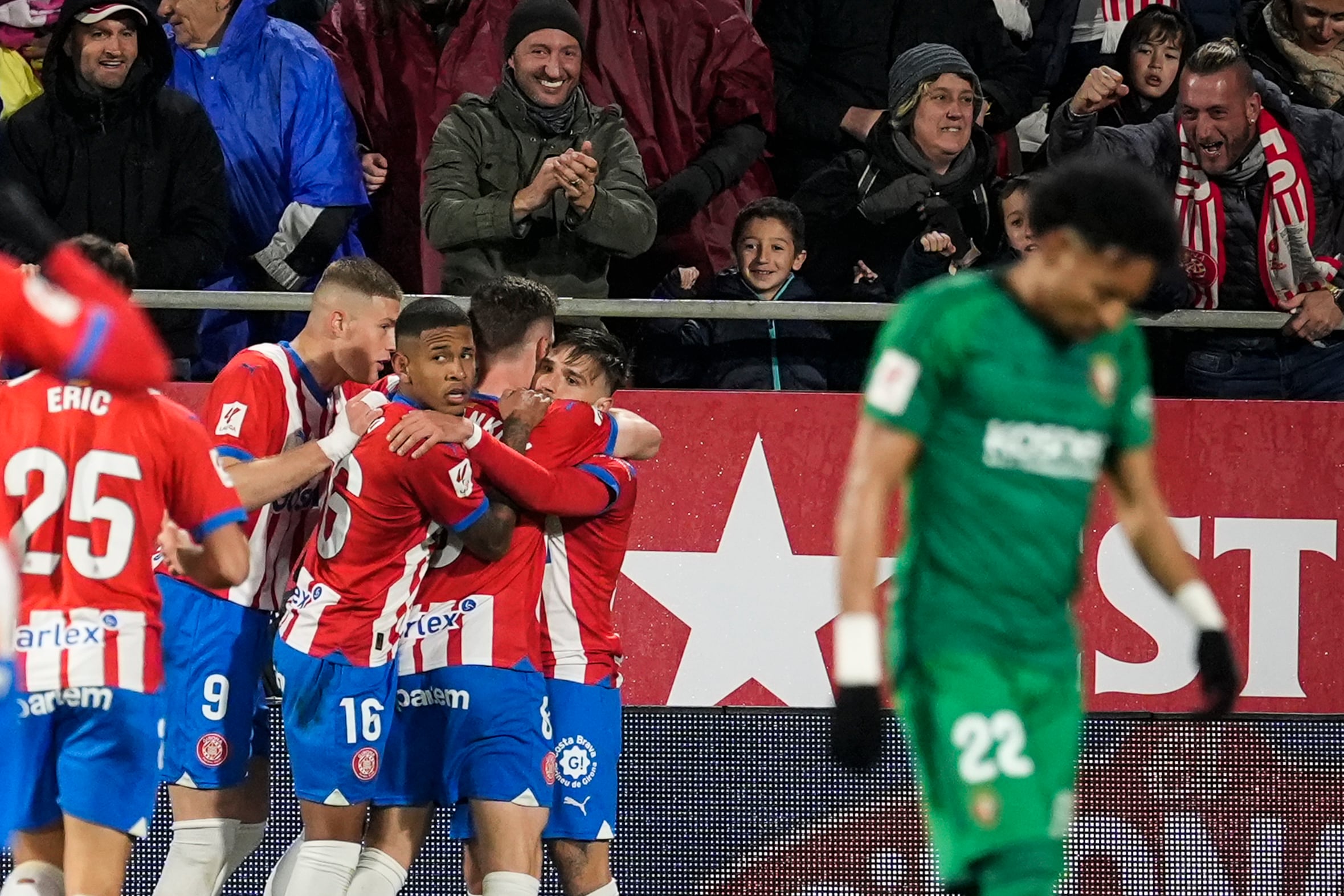 Los jugadores del Girona celebran el gol de Portu durante un partido de la jornada 28 de LaLiga EA Sports entre el Girona y el Osasuna este sábado en el estadio de Montilivi, en Girona