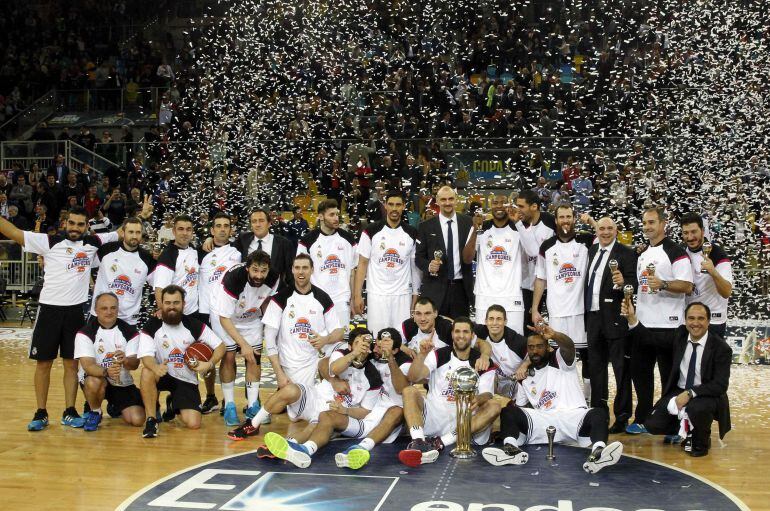 Los jugadores del Real Madrid posan junto a la Copa del Rey