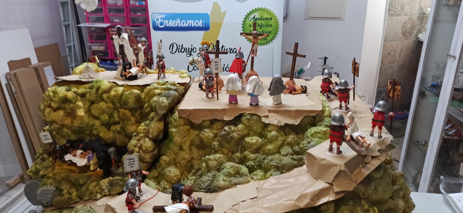 El montaje de viacrucis con Playmobil recoge 85 figuras