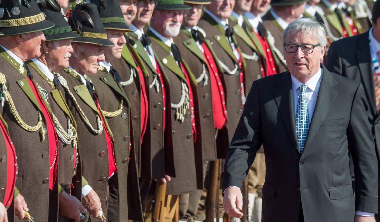 El Presidente de la Comisión de la UE, Jean-Claude Juncker, recibido por hombres en traje tradicional a su llegada a Múnich, para participar en la cumbre del G-7.