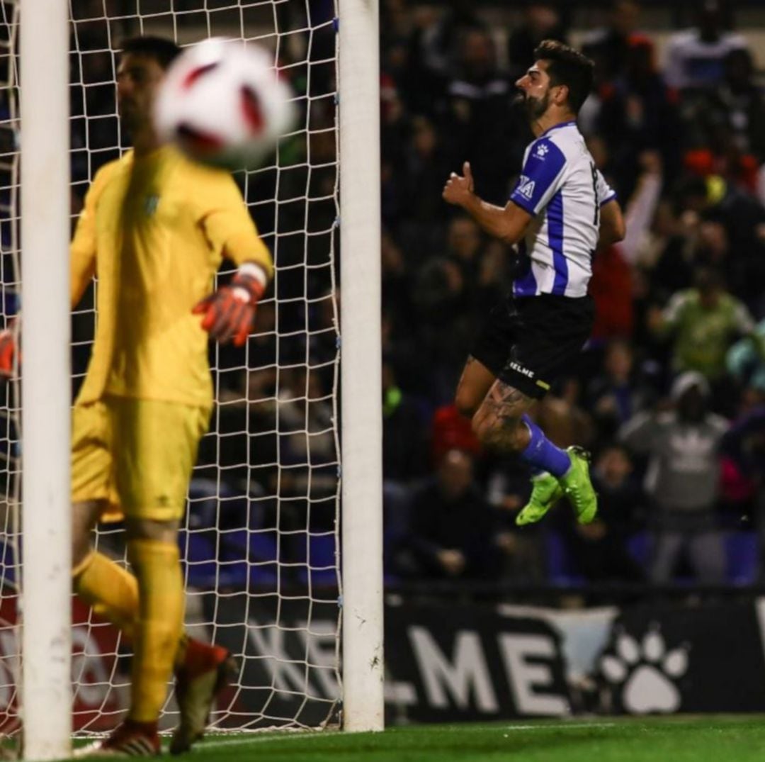 Carlos Martínez celebra su gol ante Peralada