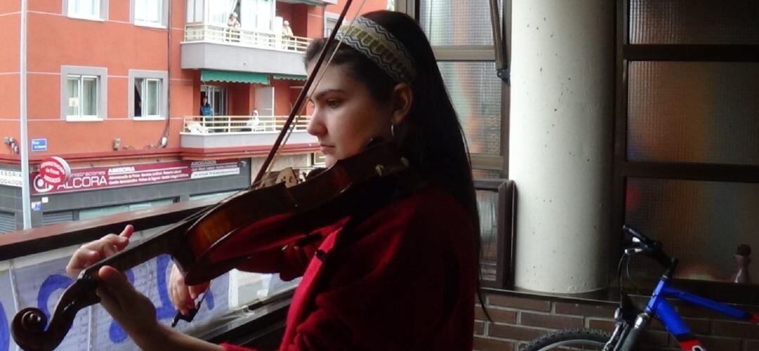 Carlota Díaz tocaba el violín y en el piso de arriba José María Casado la guitarra