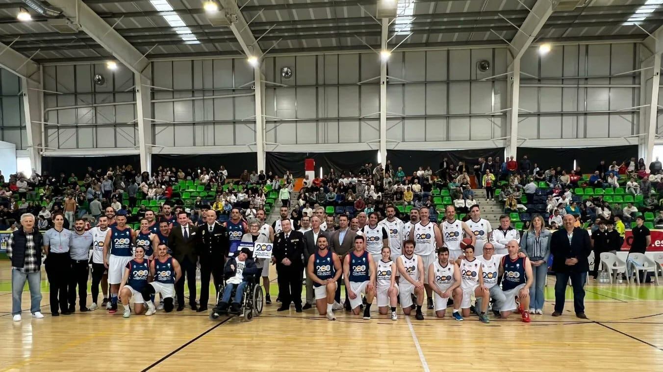 Foto de familia del partido entre Policía Nacional y el equipo de jugadores históricos