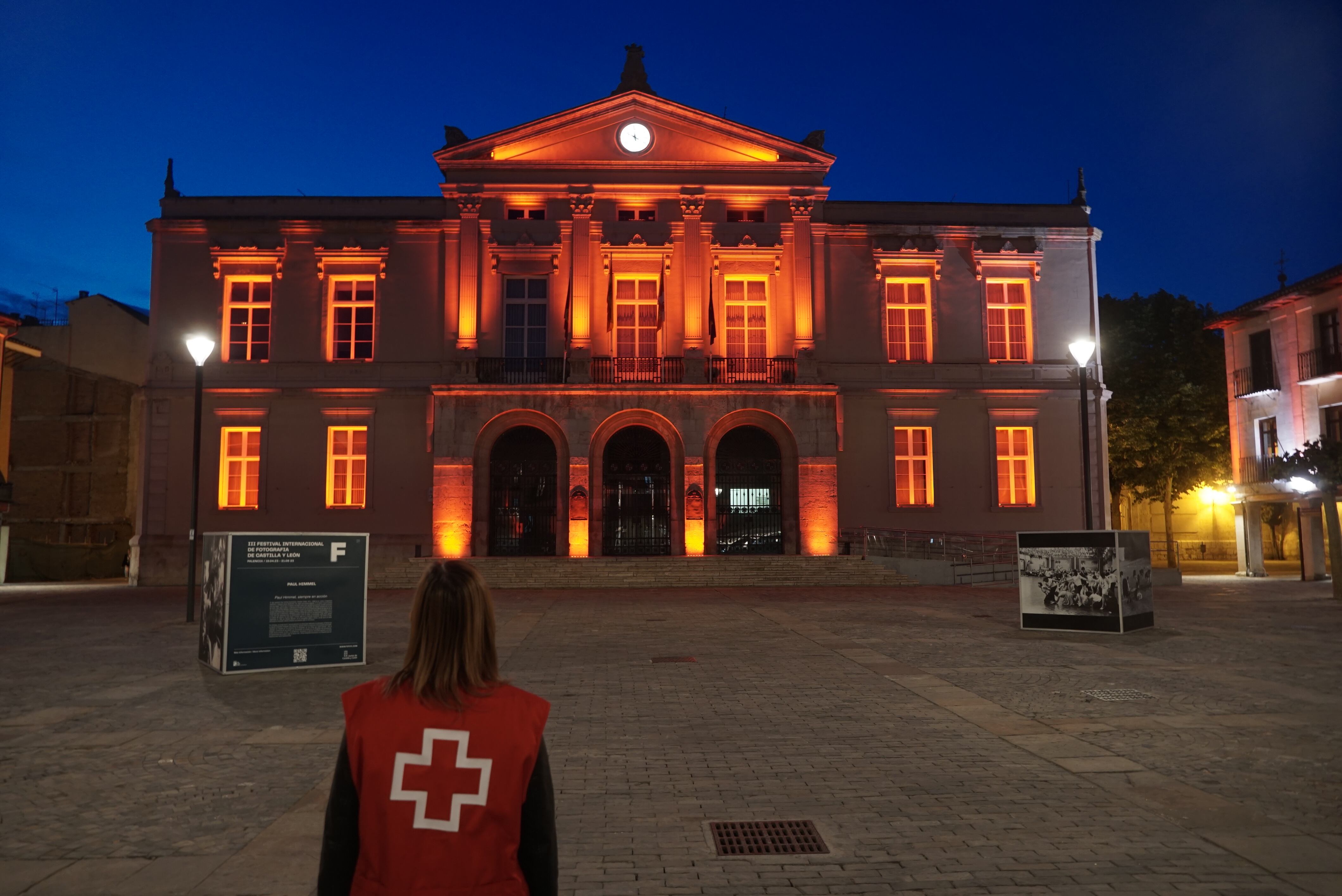 Palencia celebra el Día Mundial de la Cruz Roja iluminando de color rojo el Ayuntamiento, la Diputación y el Cristo del Otero