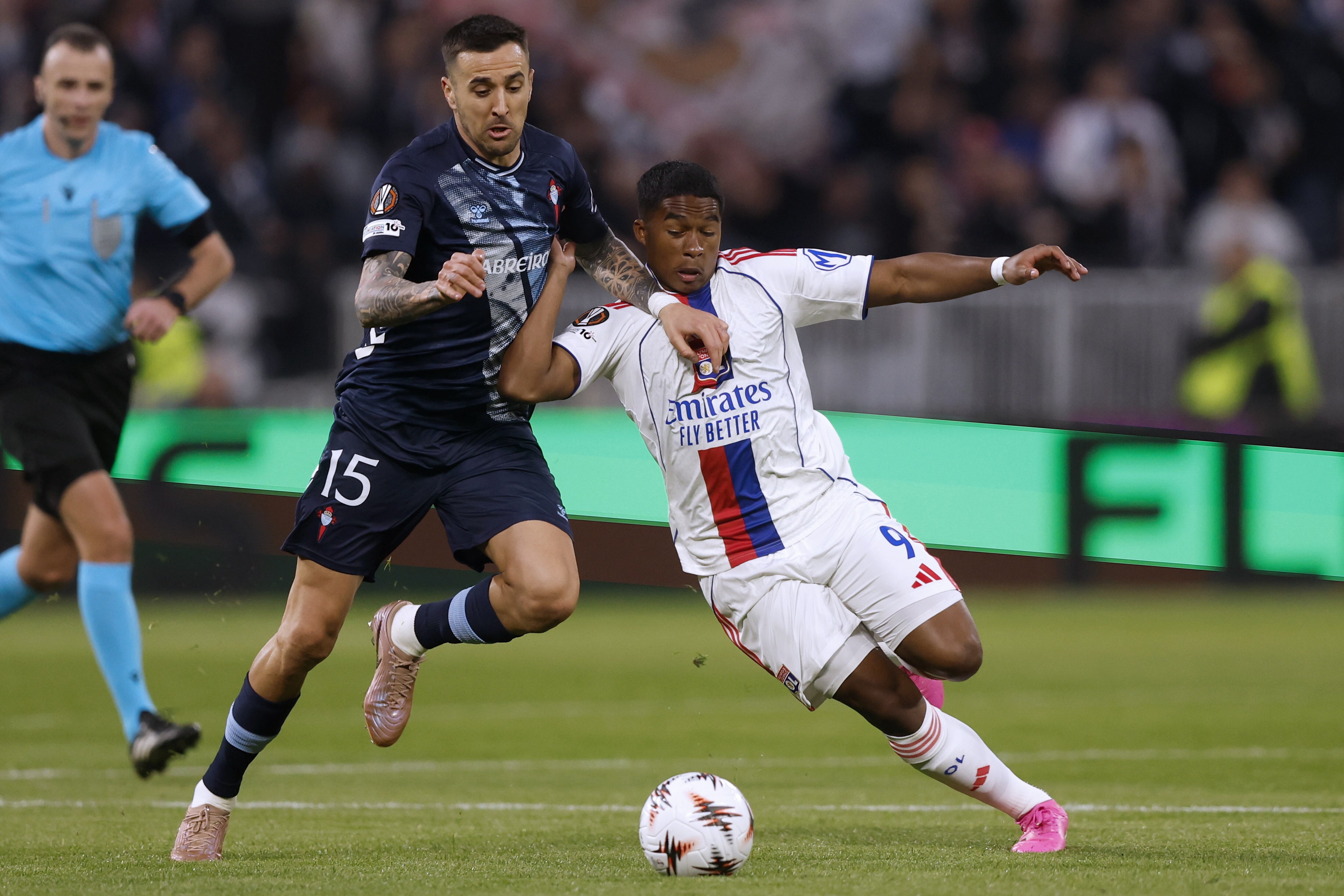 Lyon (France), 19/03/2026.- Endrick (R) of Olympique de Lyon and Matias Vecino (R) of Celta Vigo in action during the UEFA Europa League round of 16 second leg soccer match between Olympique de Lyon and Celta Vigo in Lyon, France, 19 March 2026. (Francia) EFE/EPA/GUILLAUME HORCAJUELO