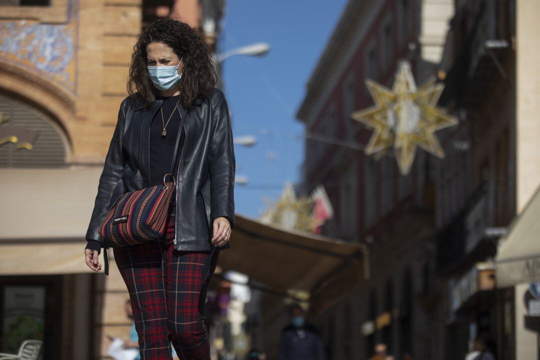 Llevar la mascarilla cada día durante horas puede provocar dolor de mandíbula pero no es el único motivo