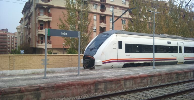 Un tren llega a la estación de Jaén en una imagen de archivo.