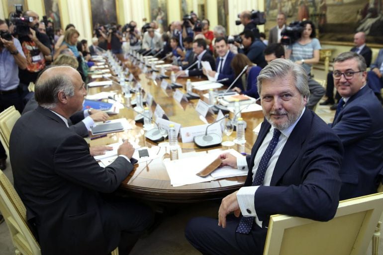 El ministro de Educación, Íñigo Méndez de Vigo (2d), ha presidido la Conferencia Sectorial del ramo, a la que han asistido los consejeros autonómicos.