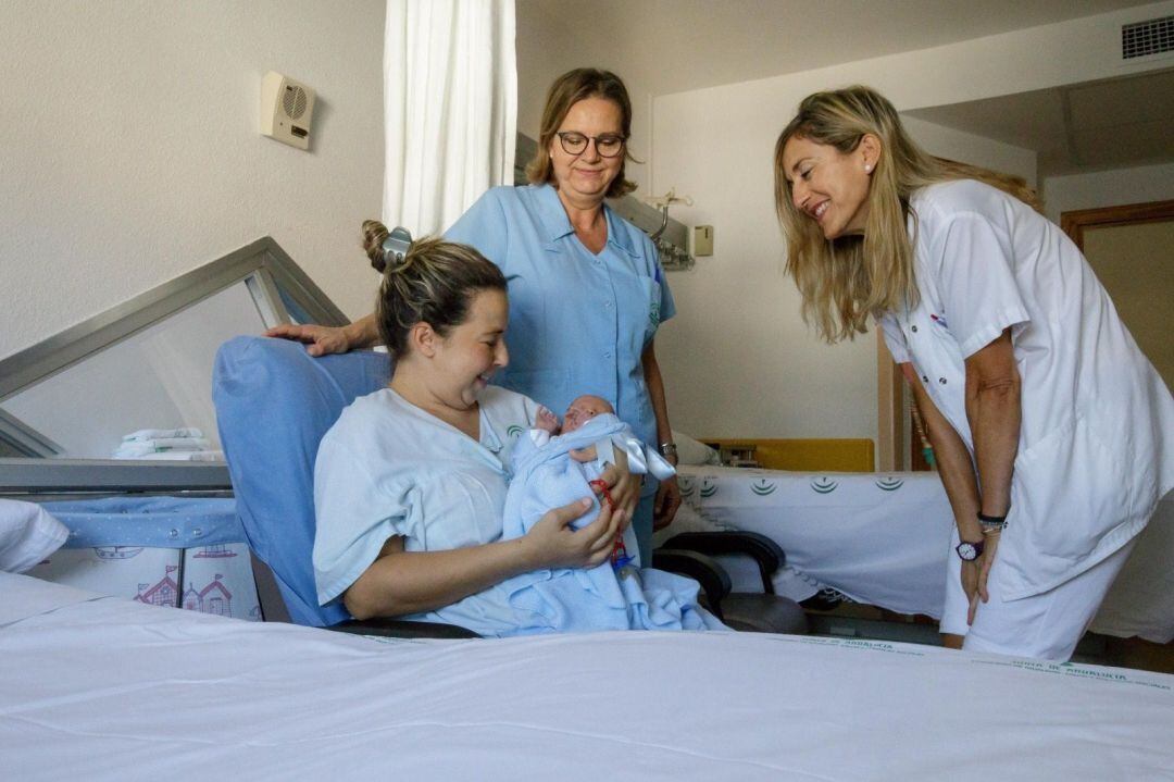 Recién nacido con su madre tras el parto