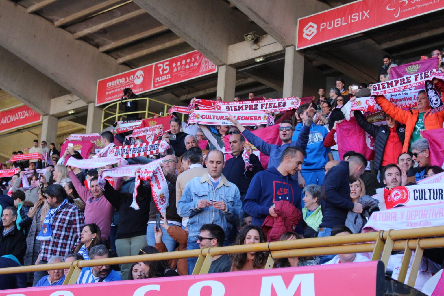 Aficionados de la Cultural y Deportiva Leonesa.