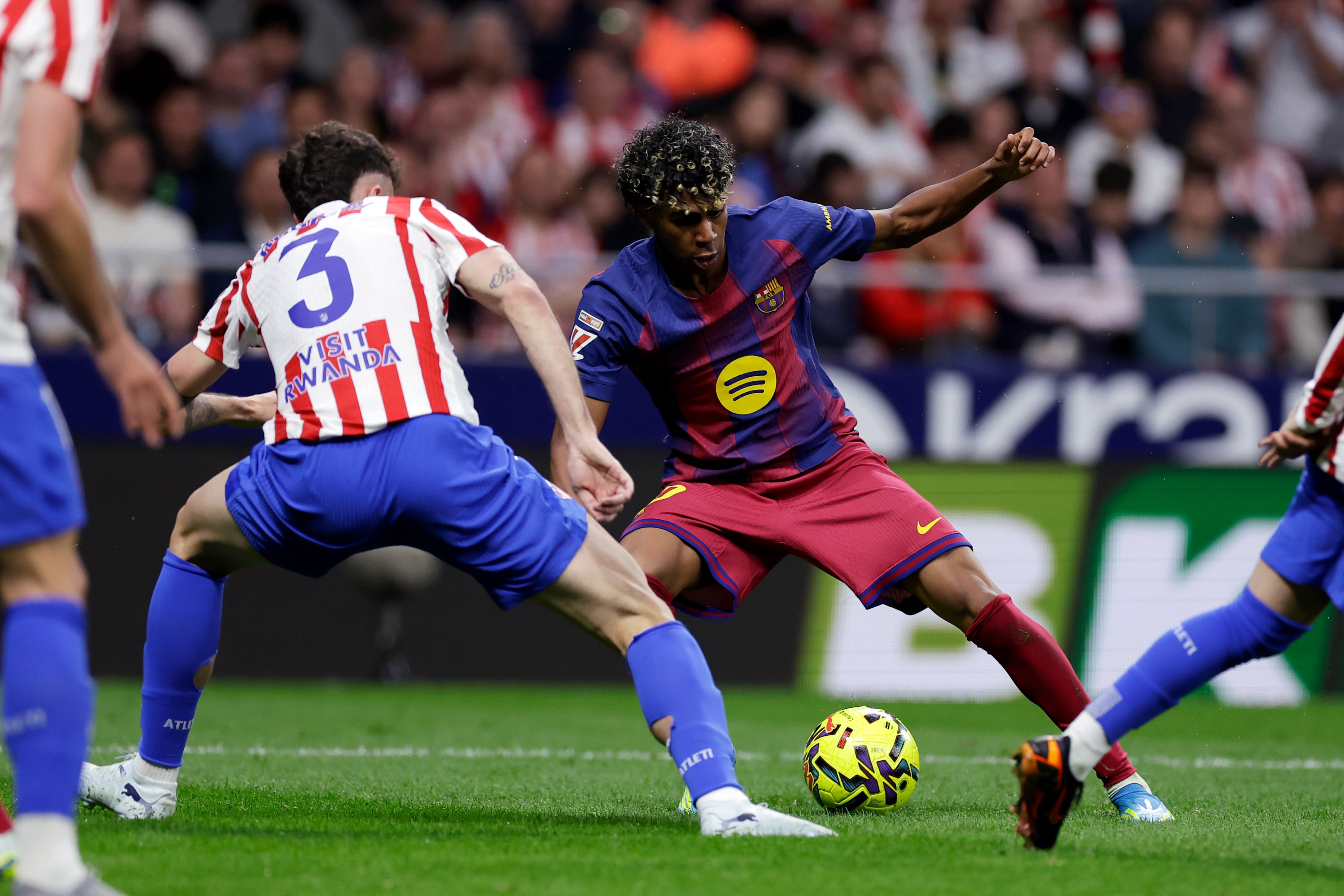 Matteo Ruggeri defiende a Lamine Yamal durante el Atlético-Barça de liga