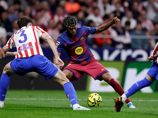 Matteo Ruggeri defiende a Lamine Yamal durante el Atlético-Barça de liga