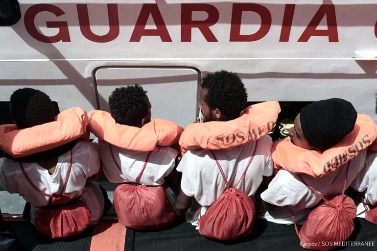 Migrantes a bordo del barco &#039;Aquarius&#039;.