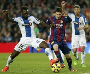 GRA147. BARCELONA, 07/12/2014.- El delantero argentino del FC Barcelona Lionel Messi (d) lucha un balón con el delantero ecuatoriano del RCD Espanyol Felipe Caicedo (i), durante el partido de la decimocuarta jornada de liga de Primera División que ambos equipos disputan esta tarde en el Camp Nou de Barcelona. EFE/Andreu Dalmau