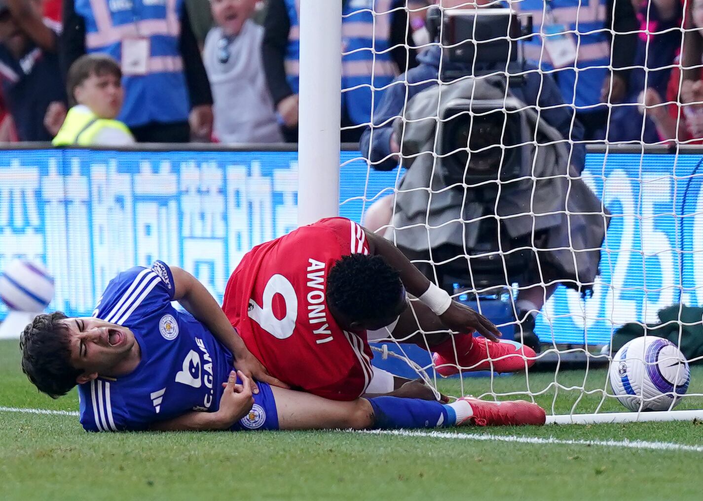 Momento en el que Taiwo Awoniyi se golpea contra el poste en el partido entre el Forest y el Leicester City