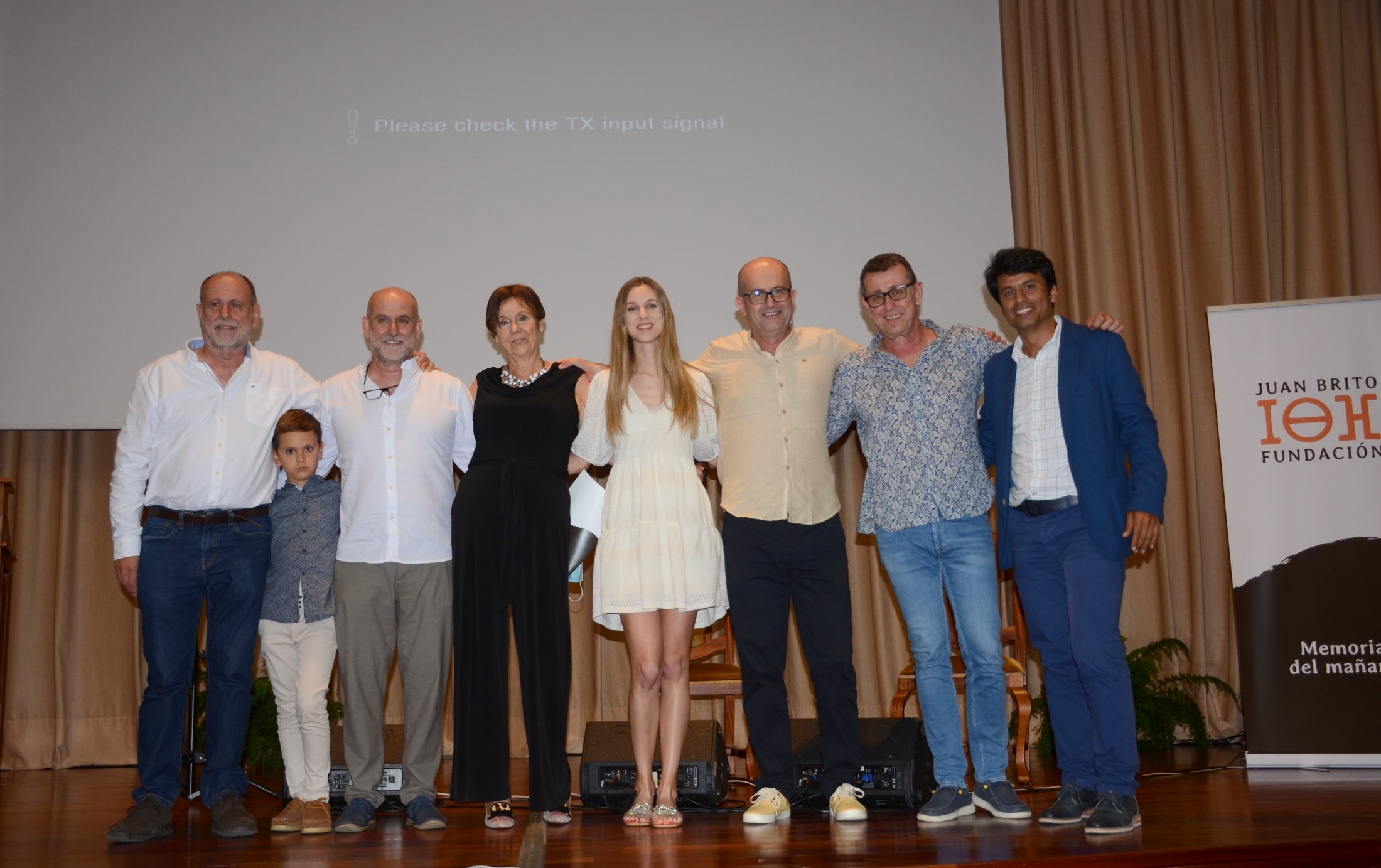 Familiares de Juan Brito con el vicepresidente del Cabildo de Lanzarote.