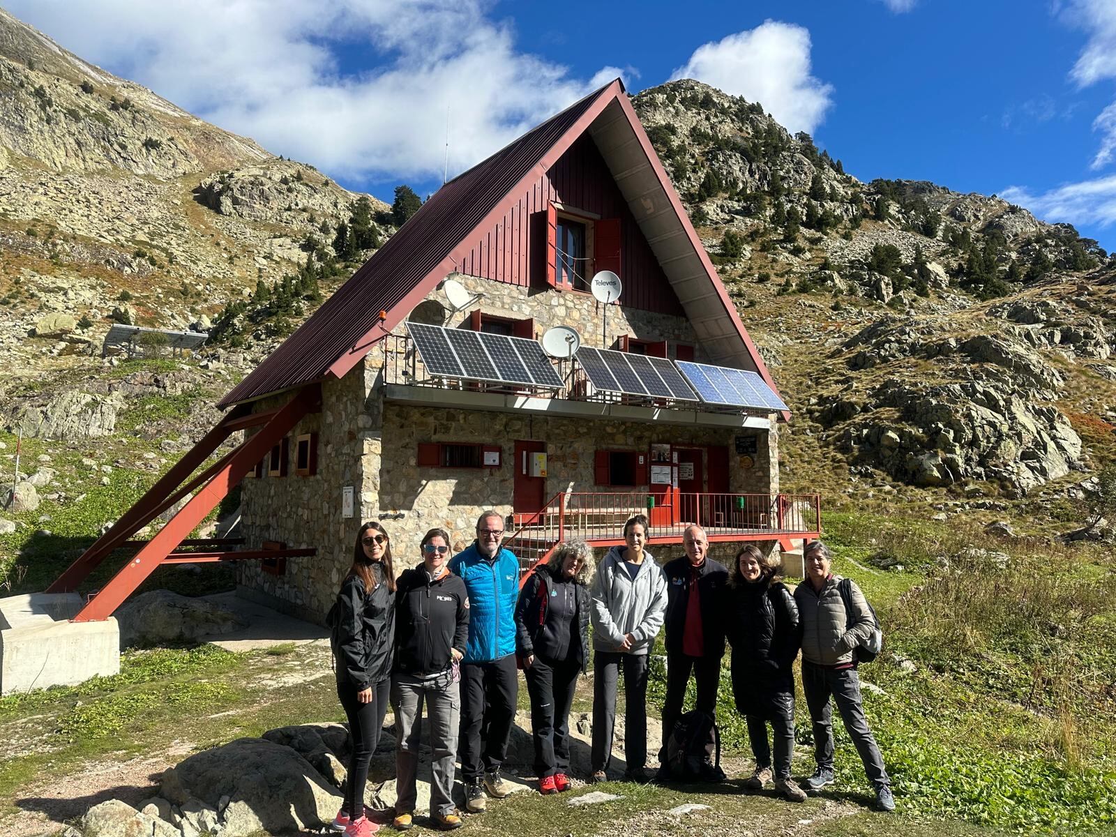 La directora general de Deporte, Cristina García, ha visitado este lunes el refugio de Respumoso