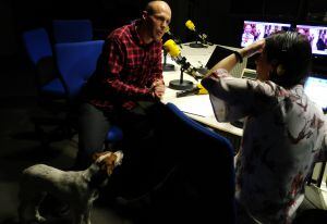 Una mira a su dueño durante la entrevista a Alberto, un pelquero y adiestrador canino