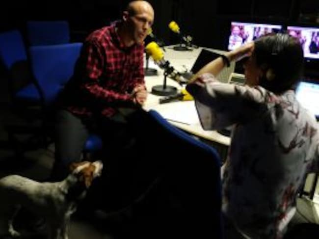 Una mira a su dueño durante la entrevista a Alberto, un pelquero y adiestrador canino