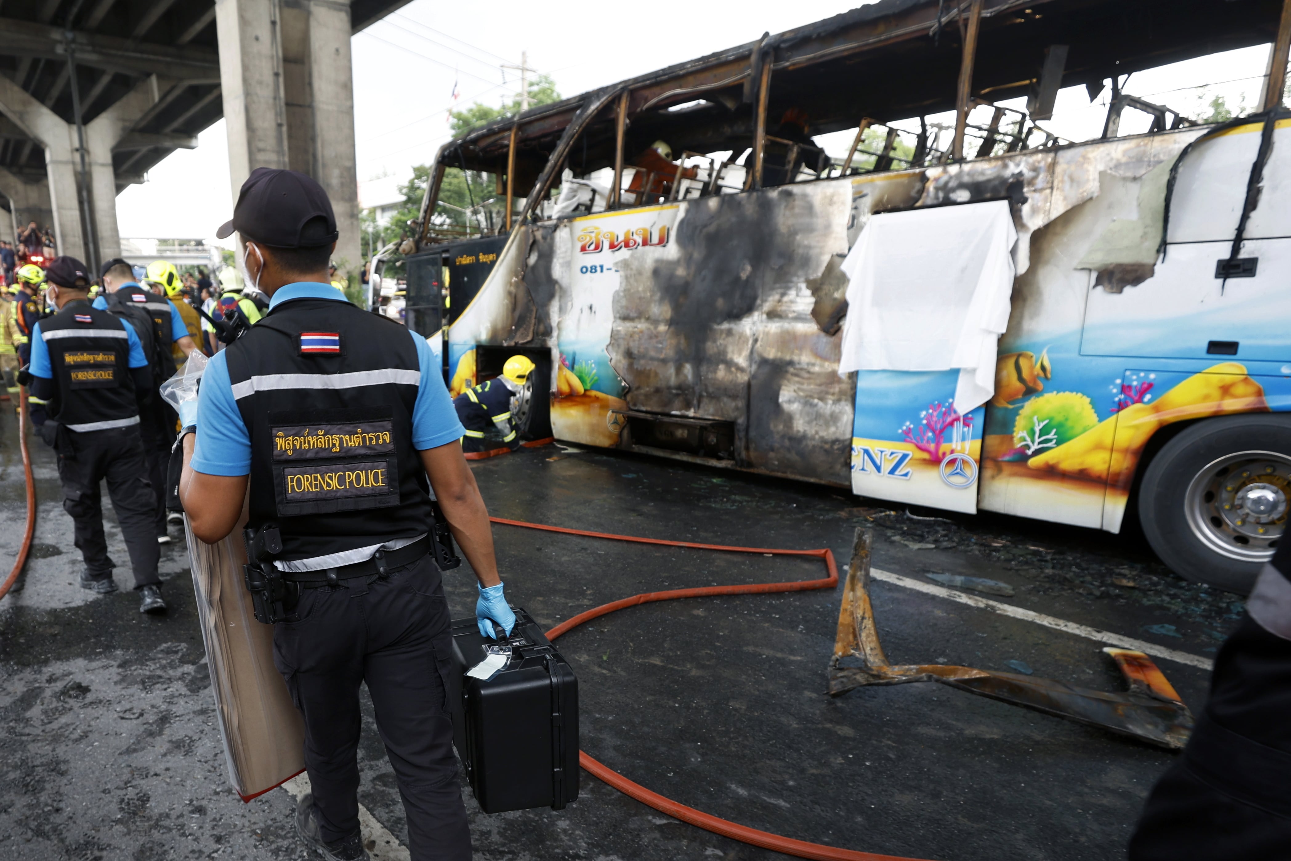 Una decena de muertos al incendiarse un autobús escolar que llevaba de excursión a un grupo de menores al norte de Bangkok.