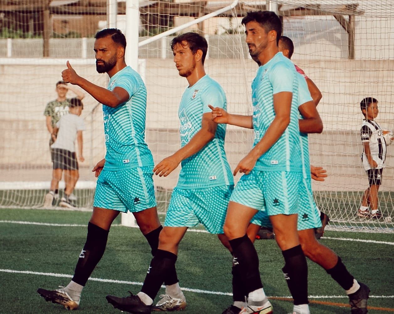 Els jugadors de l&#039;Atzeneta UE celebren un gol durant la pretemporada // Foto: Atzeneta UE.