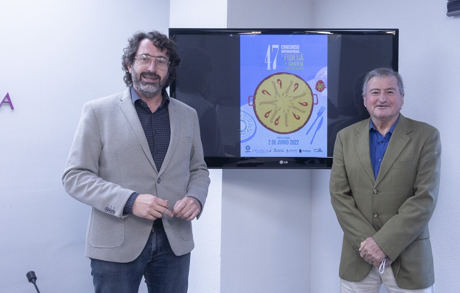 Vicent Mascarell y Avelino Alfaro presentan el cartel del 47 Concurs Fideuà de Gandia