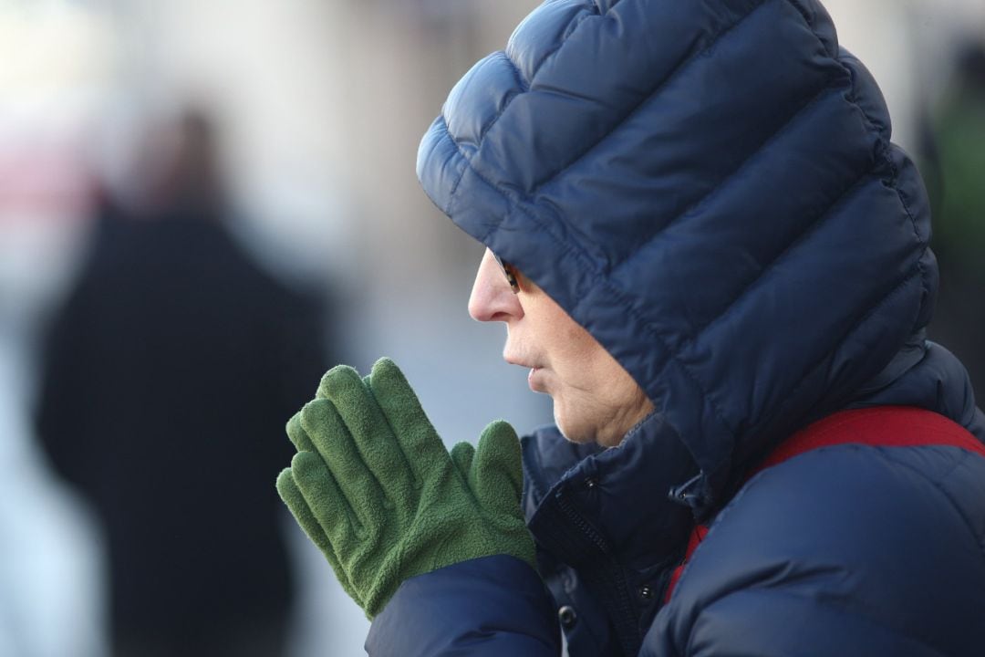 Un hombre se abriga ante el frío