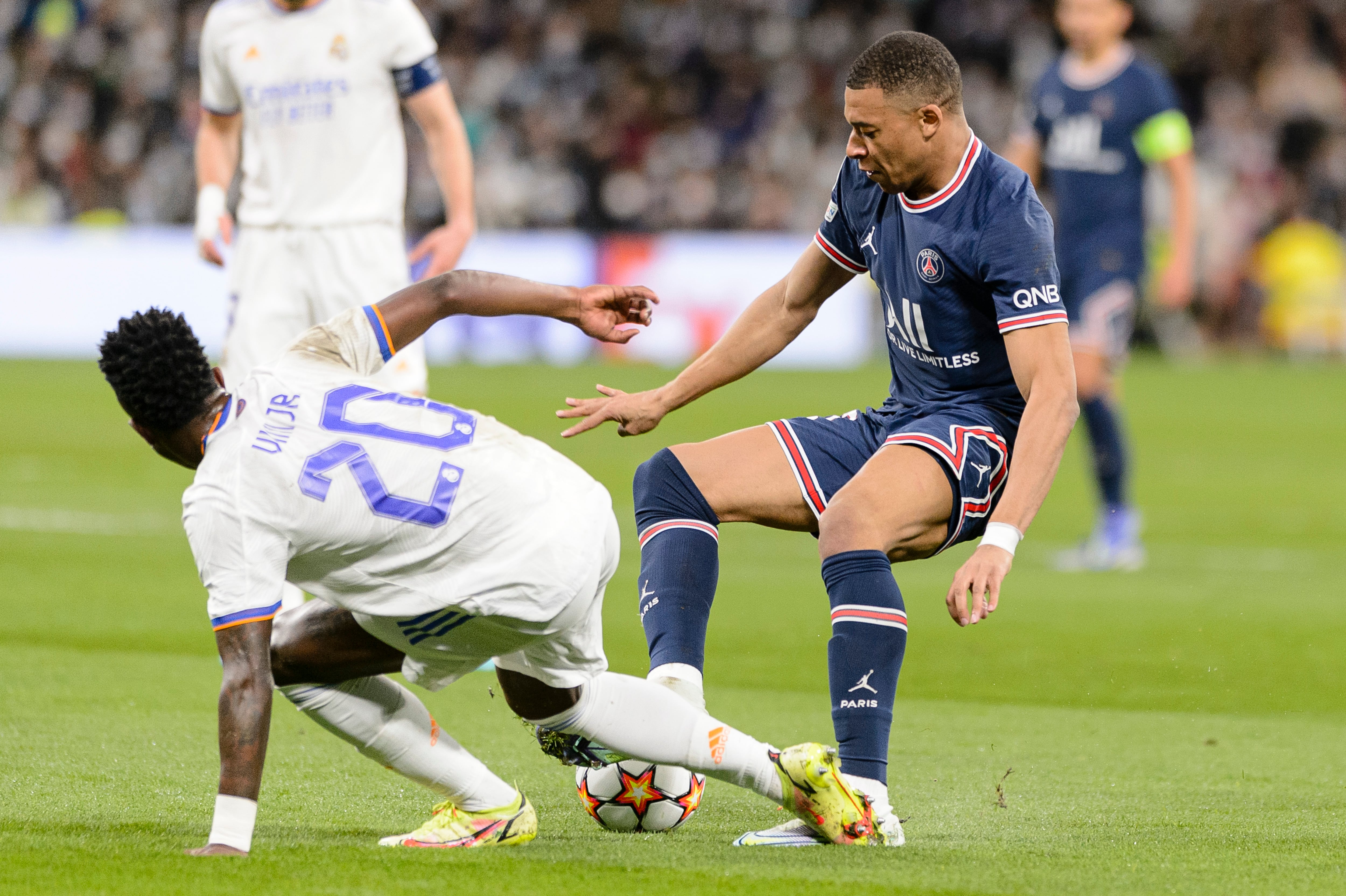 Kylian Mbappé y Vinicius, durante un partido entre el Real Madrid y el PSG. (Photo by Alvaro Medranda/Eurasia Sport Images/Getty Images)