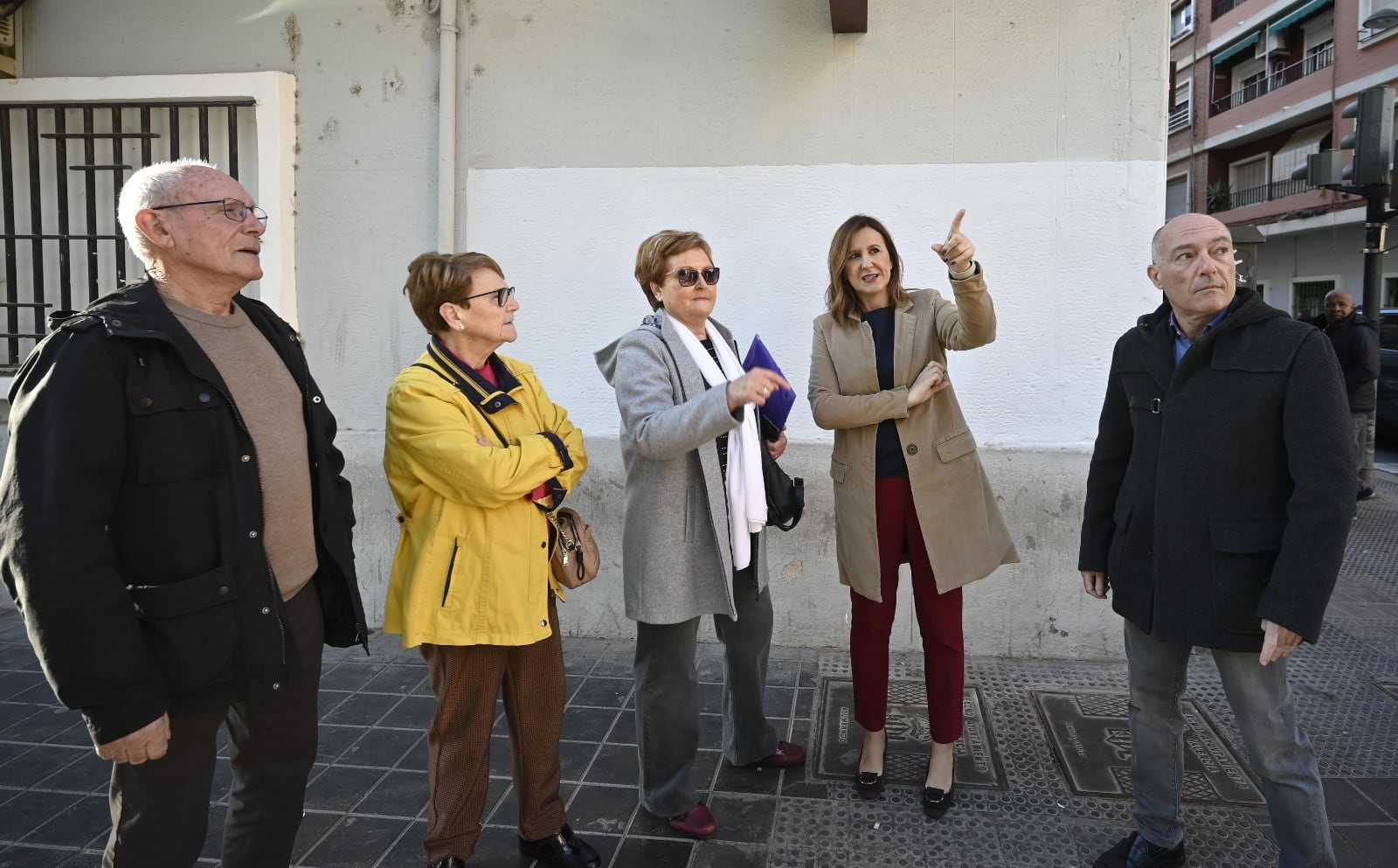 La alcaldesa de València, María José Catalá, y el edil de Seguridad Ciudadana, Jesús Carbonell, junto a policías locales y vecinos de Orriols tras la instalación de cámaras de vigilancia en el barrio