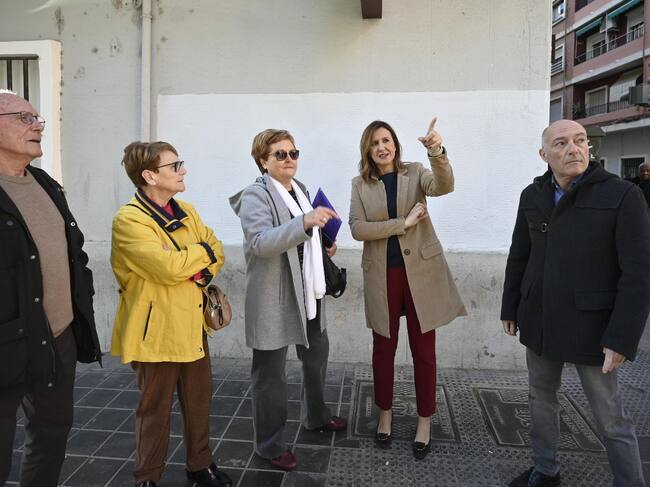 La alcaldesa de València, María José Catalá, y el edil de Seguridad Ciudadana, Jesús Carbonell, junto a policías locales y vecinos de Orriols tras la instalación de cámaras de vigilancia en el barrio