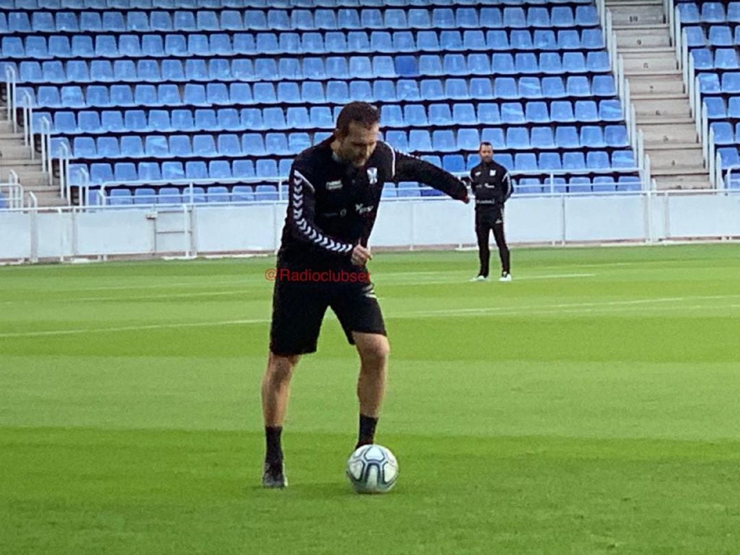 El nuevo técnico del CD Tenerife al frente de su primera sesión