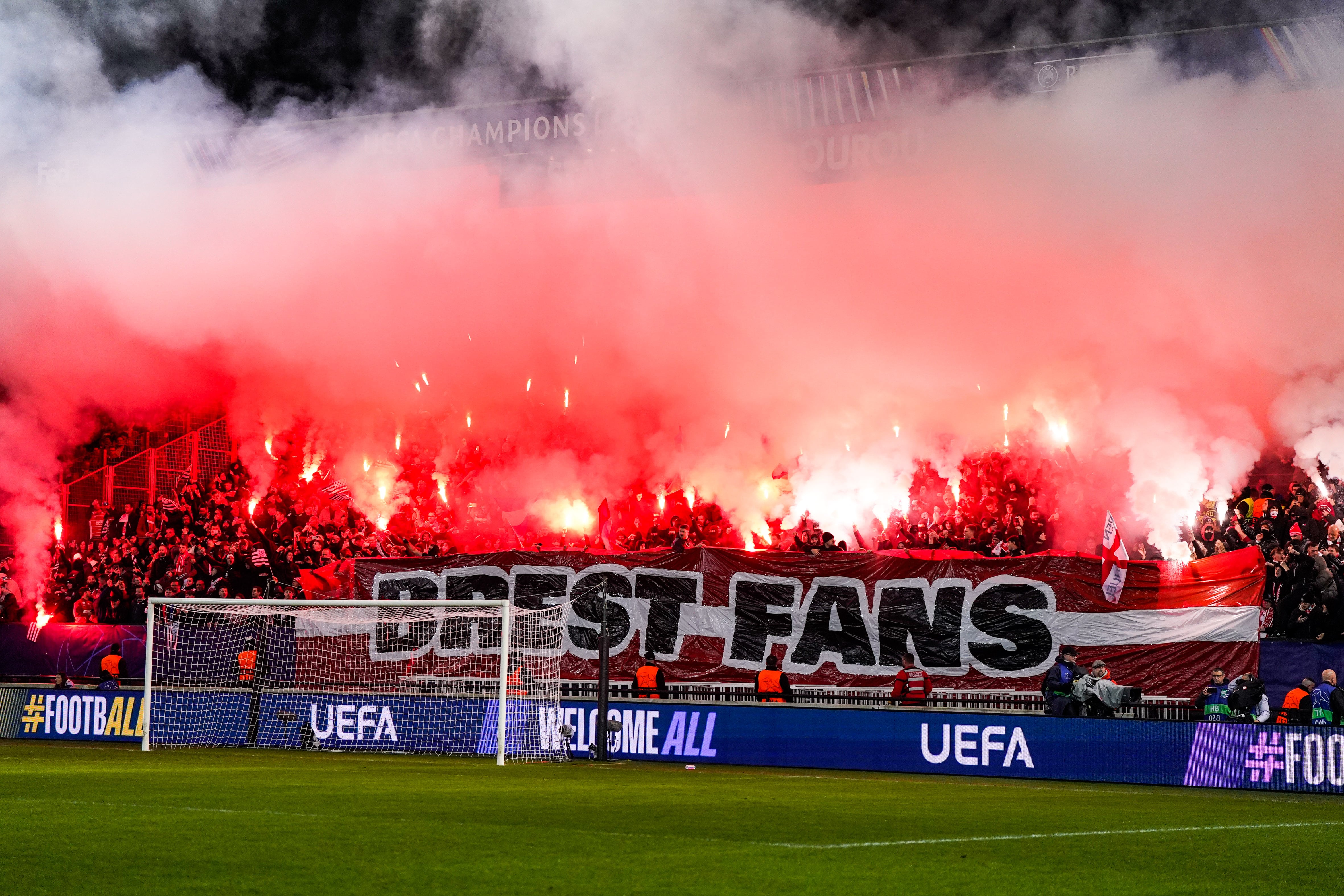 Fans del Brest encienden bengalas en el inicio del partido contra el Real Madrid