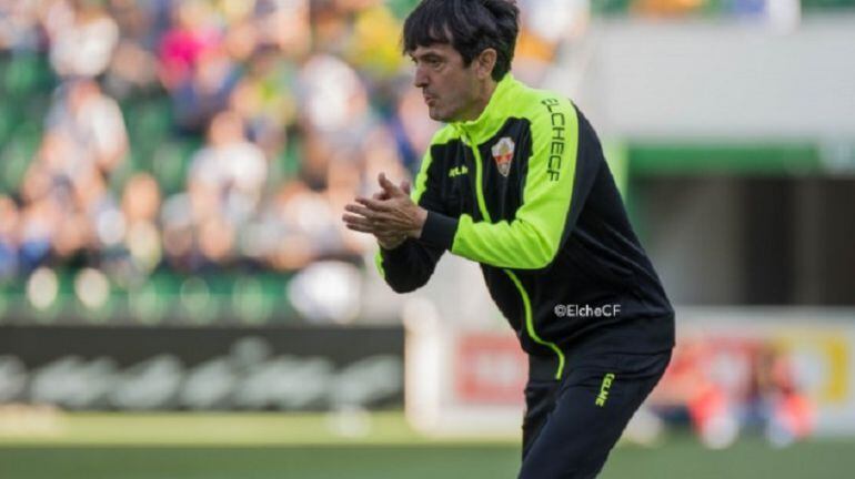 Pacheta dirigiendo al Elche en el estadio Martínez Valero