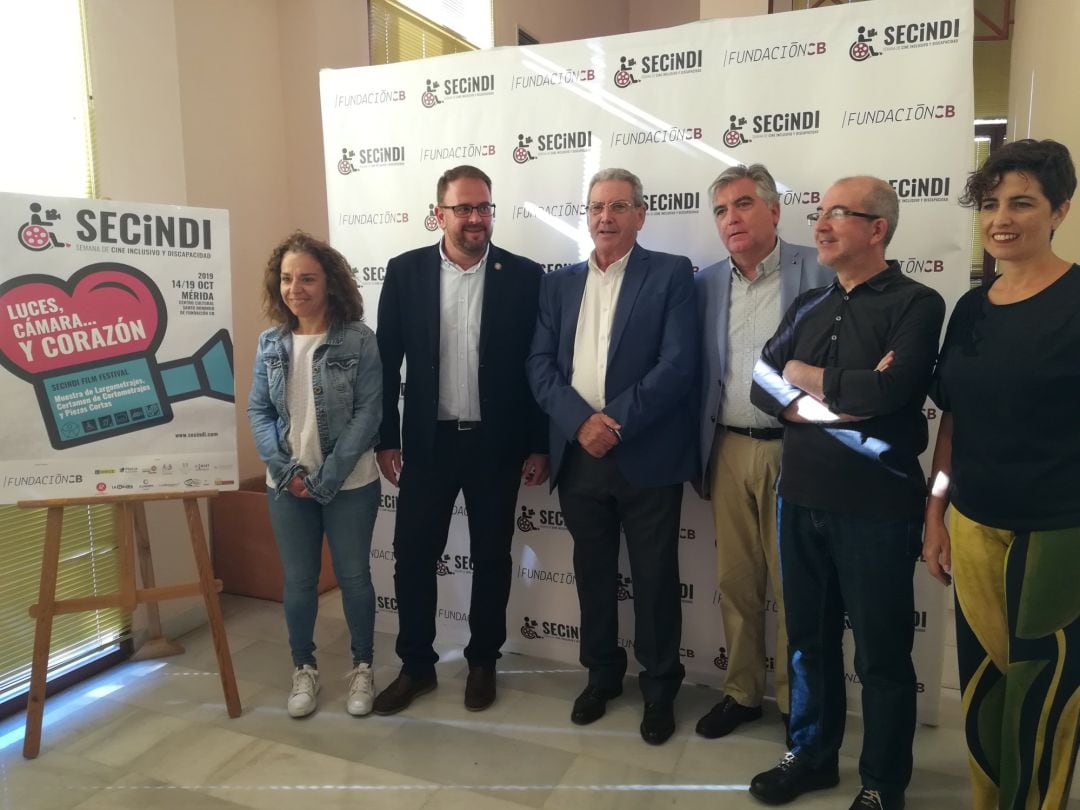  El director de Secindi, Antonio Gil Aparicio; el presidente de la Fundación Caja Badajoz, Emilio Vázquez; el alcalde de Mérida, Antonio Rodríguez Osuna; la delegada de Cultura y Bibliotecas, Silvia Fernández y la delegada de Educación Susana Fajardo. 
 