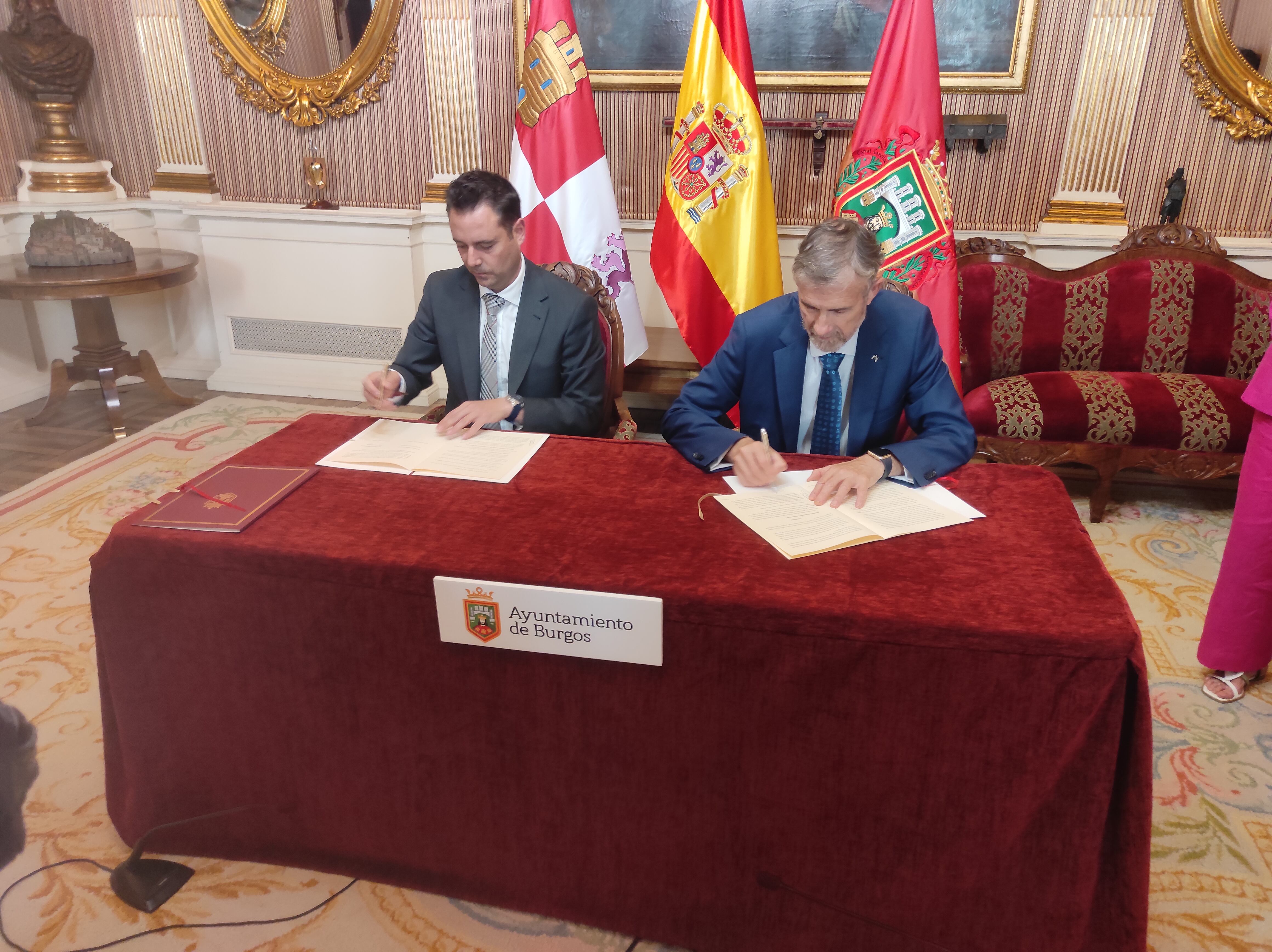 Daniel de la Rosa, alcalde de Burgos, y Manuel Pérez Mateos, rector de la Universidad de Burgos, rubricando el protocolo de la cesión de las dos parcelas de La Milanera. / Foto: Cadena SER