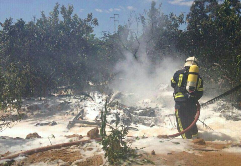 Bomberos municipales actúan en el accidente del ultralijero junto al Aeropuerto de Sevilla