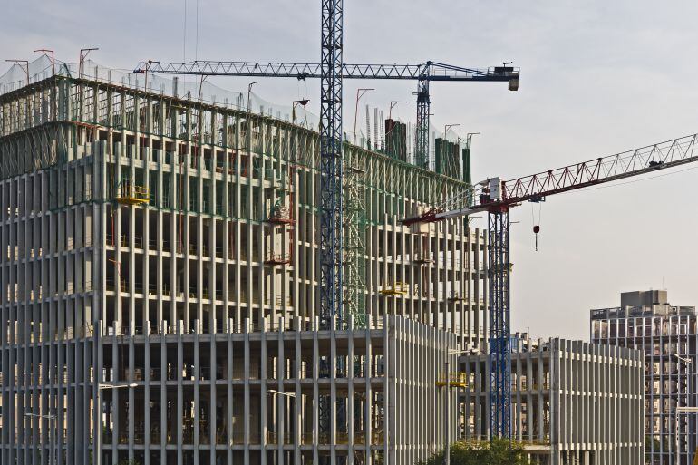 Un edificio de vivienda en construcción en Barcelona.