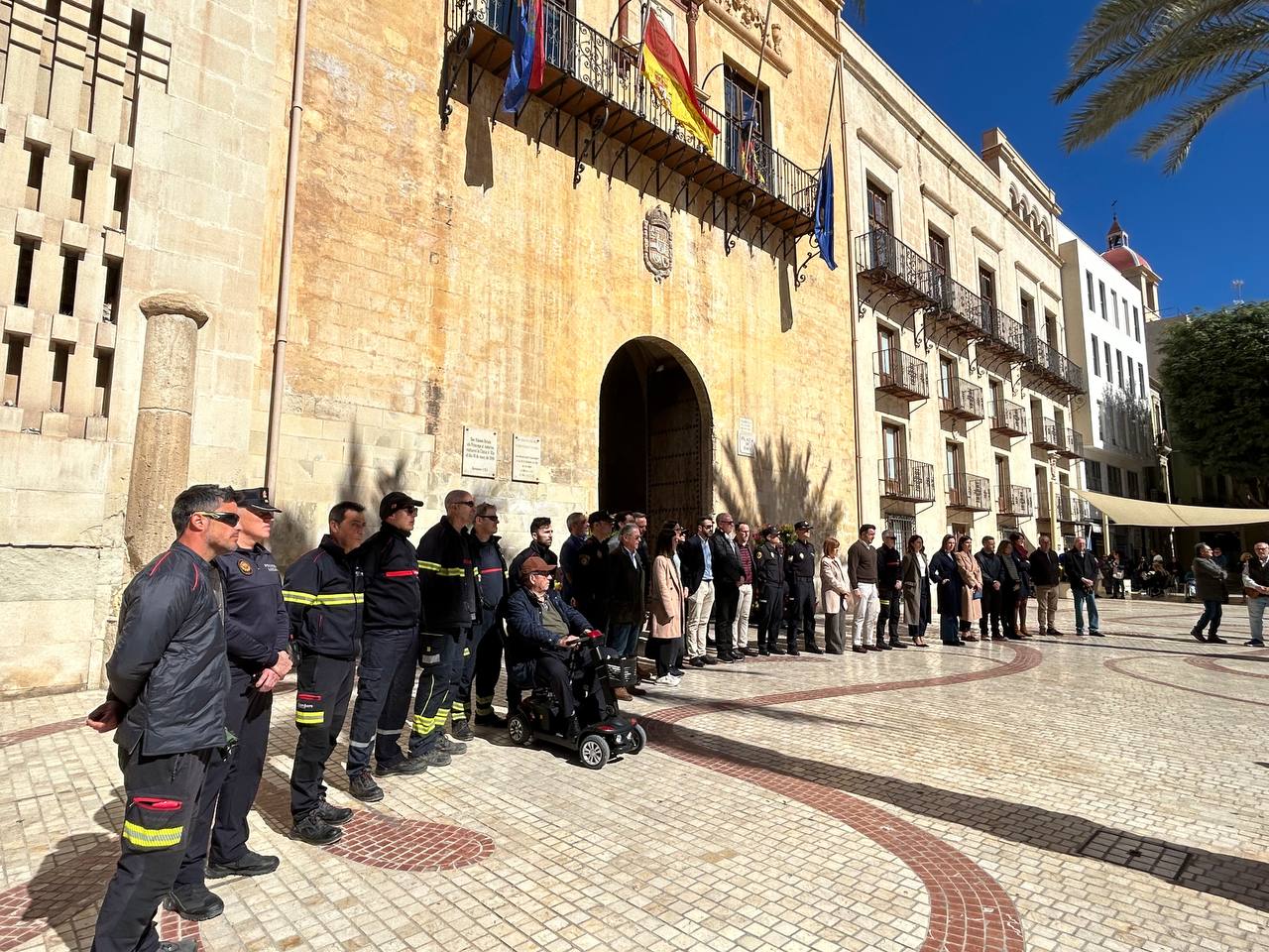 Minuto de silencio en Elche en recuerdo de los fallecidos en el incendio de una vivienda en Villajoyosa