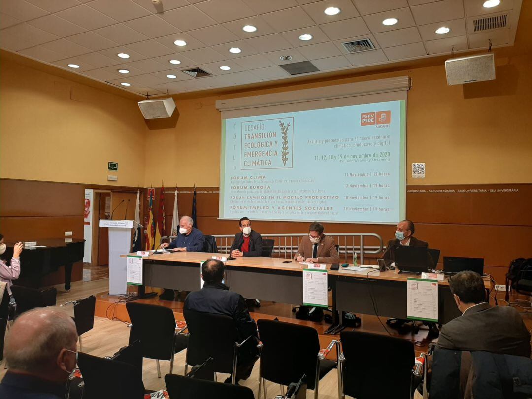 Mesa de presentación del foro 