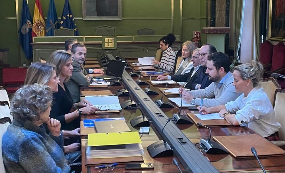 Sesión constitutiva de la comisión de estudio del centro ecuestre El Asturcón, celebrada este martes en el Ayuntamiento de Oviedo.